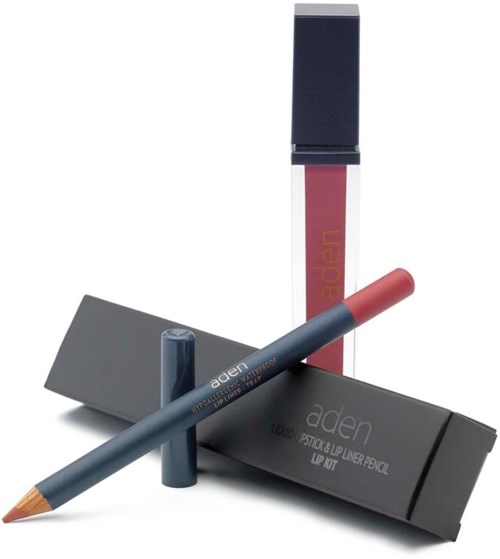Et læbepeniskit med læbepen, læbestift og emballageÆske arrangeret pænt.