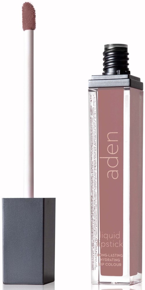 Ein flüssiger Lippenstift mit einem rosa Applikator und einem rechteckigen transparenten Behälter mit "aden" geschrieben.