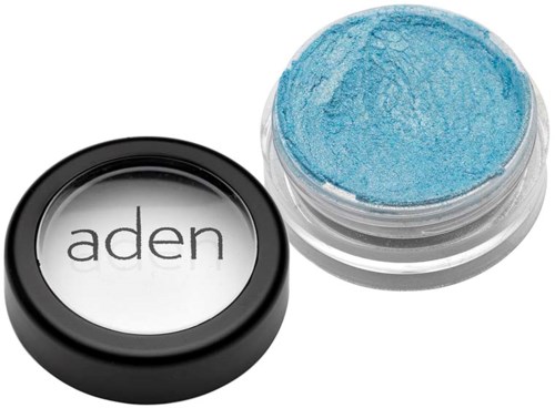En lille rund beholder med blåt pulver indeni, og et sort låg med ordet "aden" på.