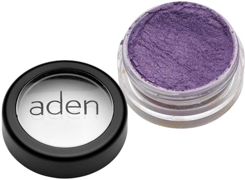 Ein Behälter mit lila Lidschatten und einem Deckel mit 'aden' auf.