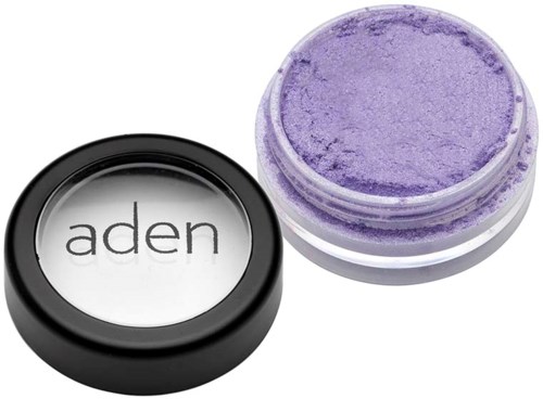 Ein kleiner runder Behälter mit lila Lidschatten und schwarzem Deckel mit "aden" beschriftet.