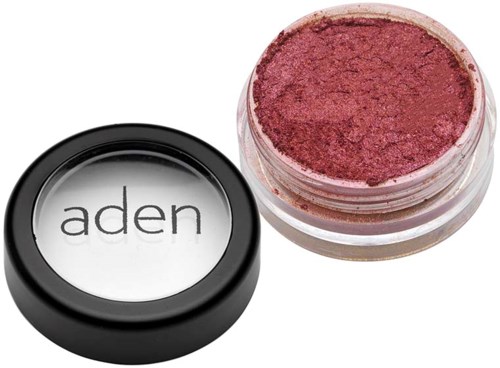 En liten burk med rosaaktig rouge med svart lock som säger "aden".