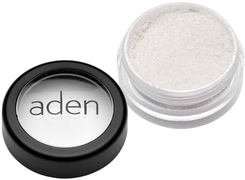 Liten rund beholder med hvitt pulver, og lokket har ordet "aden" på.