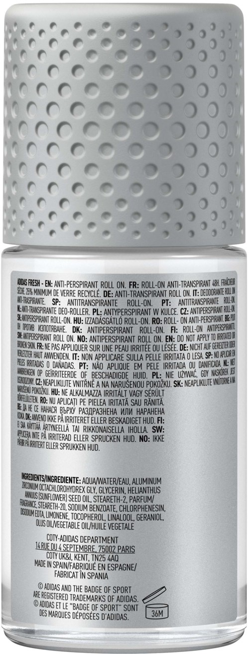 En vit sprayflaska med perforerad topp och en etikett fylld med liten text. Det ser ut som en deodorant eller sprayprodukt.