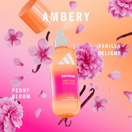 Amber sprayflaska omgiven av rosa blommor, med text som lyfter fram vaniljsmak och pionblomma.