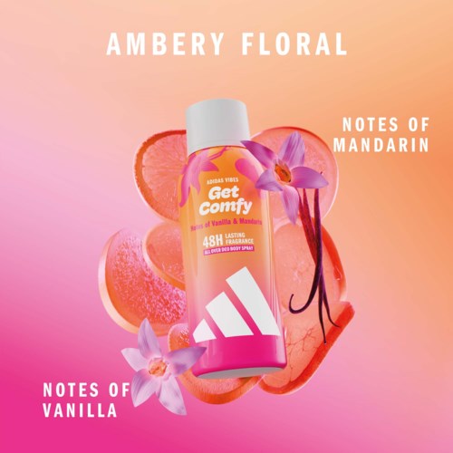 Butelka perfum o różowo-pomarańczowym designie, otoczona wanilią, mandarynkami i kwiatami.