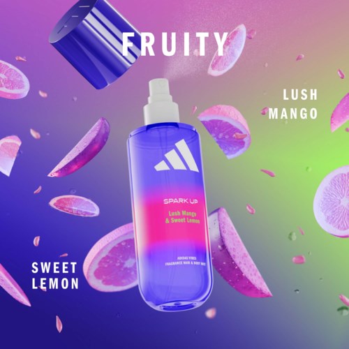 En blå sprayflaska märkt Adidas Spark Up med doft av citron, mango och söt citron, omgiven av fruktskivor.