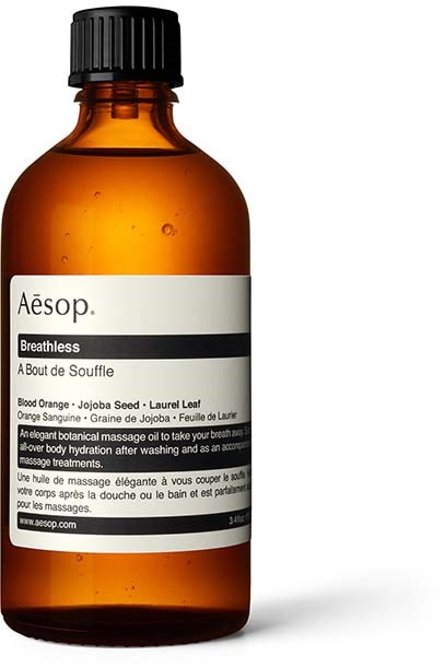 En brun glasflaske med hvid etiket, sort låg, og produktnavn "Aesop Breathless".