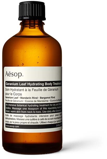 En brun flaske med sort låg, indeholder Aesop Geranium Leaf Hydrating Body Treatment.