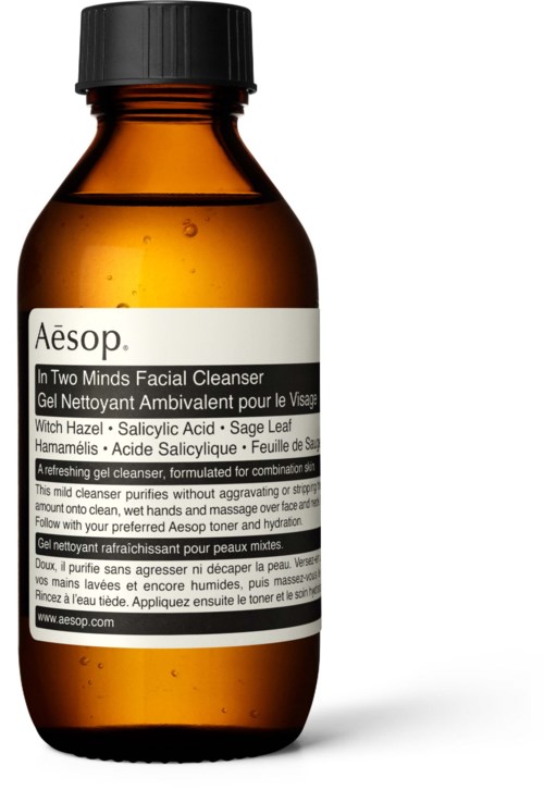 Guldfarvet flaske med etikett til Aesops ansigtsrens med witch hazel og salvieblad.