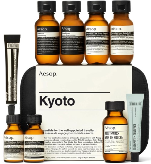 Sæt af Aesop rejseprodukter til hud- og hårpleje med Kyoto-tema, inklusive shampoo, balsam, rensemidler og balsam.
