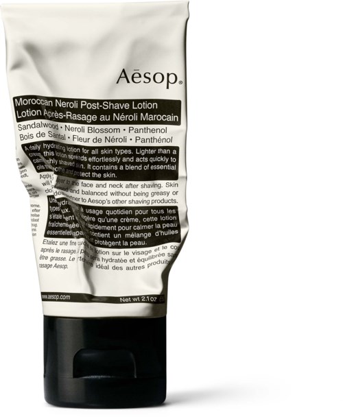 Aesop aftershavelotion verpakking met zwart-wit label, vermeldt Marokkaanse neroli geur en sandelhout.