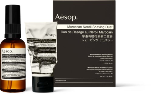 Aloe vera-producten in flessen en dozen, inclusief scheerserum en lotion, met zwart, wit en oranje verpakkingen.