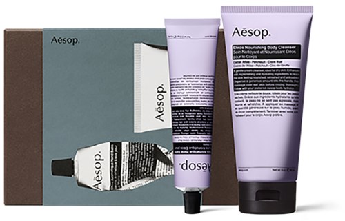 Et hudplejesæt fra Aesop med tube, lille flaske og stor flaske på en æske.
