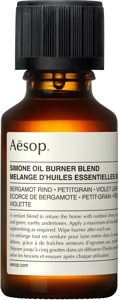 En lille brun glasflaske med sort låg og hvid etiket, indeholder æterisk olie.