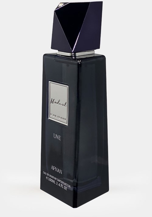 En mørk parfume flaske med en firkantet, facetteret sort top og en etiket, der siger "Moderat," "ONE," og "AFNAN."