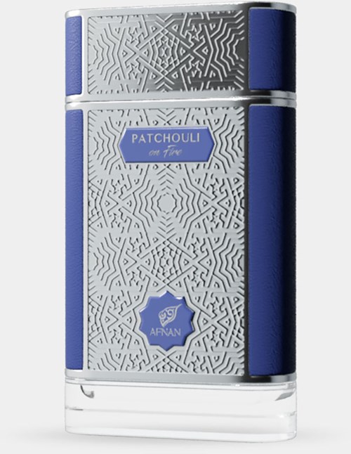 En sølvfarget og blå lighter med intrikate labyrintmønstre og en etikett som sier "Patchouli on Time."