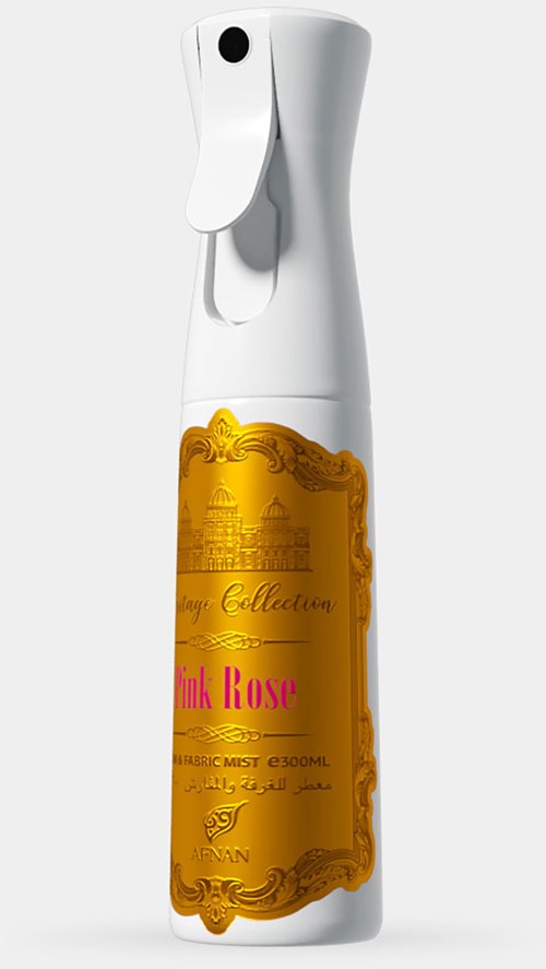En hvit sprayflaske med en gullfarget etikett som sier "Pink Rose" med noe dekorativ tekst.