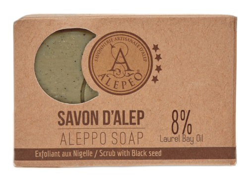 Tvål i låda av kartong märkt Aleppo-tvål med svart frö och Laurelbärsolja, 8% innehåll. Enkel design.