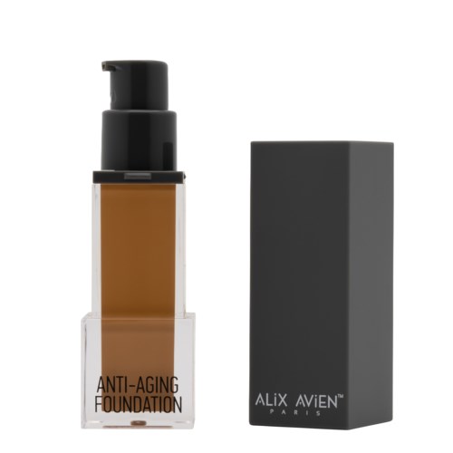 En foundationflaska med svart pump och en grå låda bredvid. Etiketten säger 'Anti-Aging Foundation'.