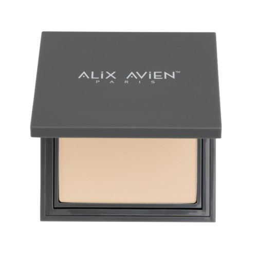 Ett litet öppet puderförpackning med beige puder inuti, märkt 'ALIX AVIEN PARIS' på det grå locket.