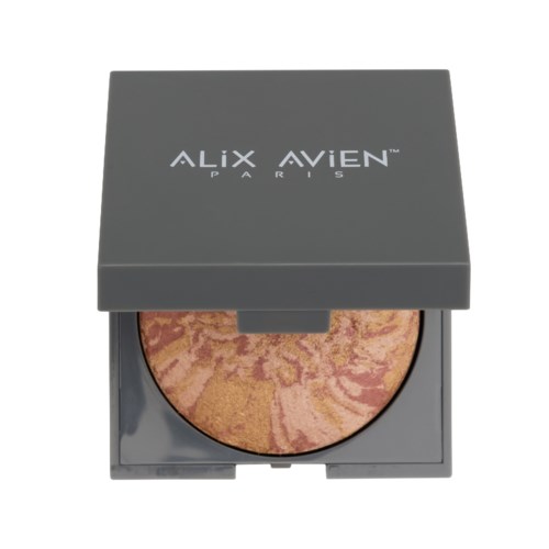 En kompakt med ett marmorerat rosa- och orangefärgat makeupprodukt inuti. Locket är grått med texten "ALIX AVIEN PARIS."