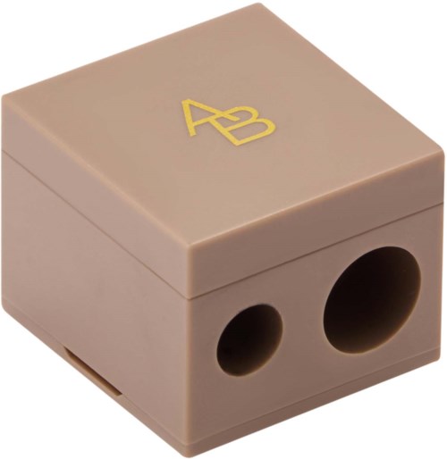 En beige smyckeslåda med guldförkortningar 'AB' på toppen och cirkulära hål på sidan.