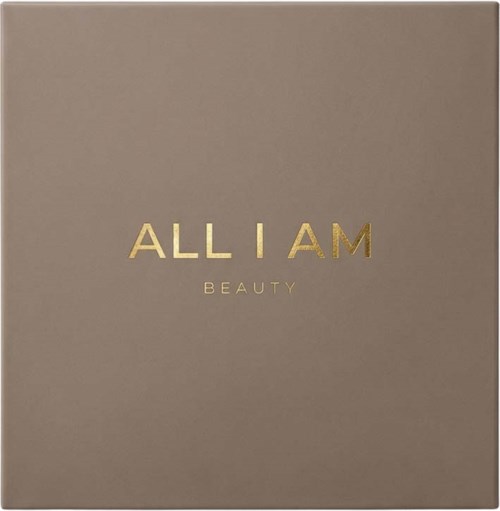 En beige låda med guldig text: "ALL I AM BEAUTY".