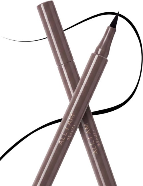 To brune øjenbrynspennes krydset over hinanden med elegant emballage og teksten all AM Beauty. Enkle sorte og hvide linjer i baggrunden.