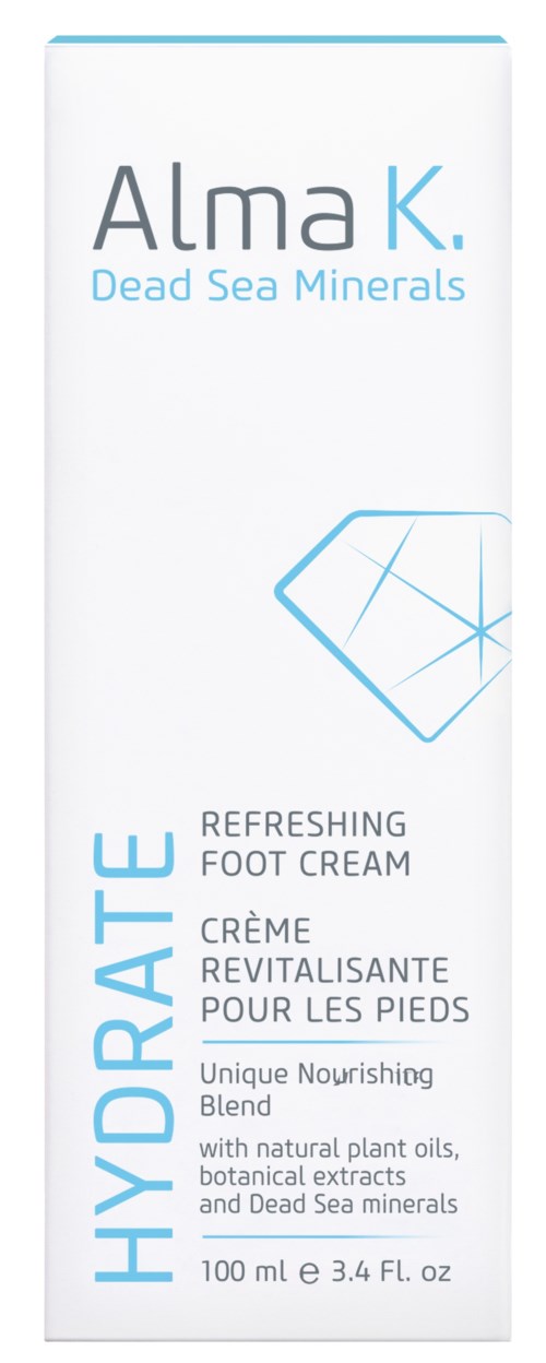 Een witte doos met blauwe tekst en een geometrisch ontwerp. Het is voor een voetcrème genaamd Alma K Dead Sea Minerals.