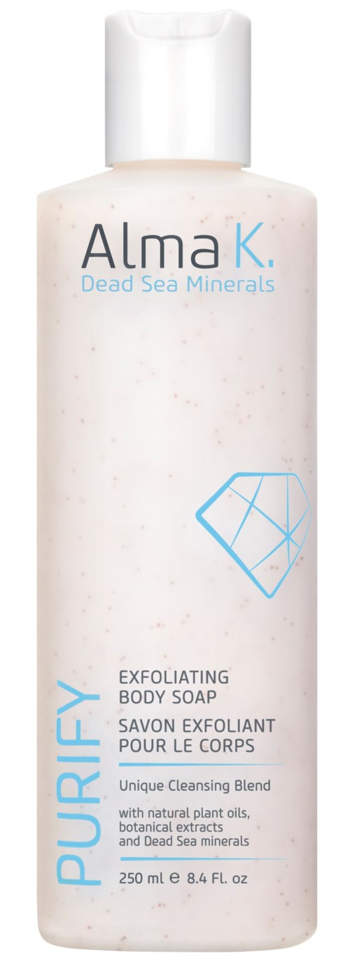 En hvit flaske med Alma K Dead Sea Minerals, med blå tekst og en dekorativ blå geometrisk form, som viser eksfolierende kroppsoap.