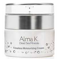 En hvit krukke merket 'Alma K. Timeless Moisturizing Cream' med små bobler rundt bunnen.