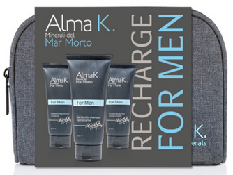 Et sett med tre mannens hudpleieprodukter og en brosjyre i en grå veske, som reklamerer for manns recharge-produkter.
