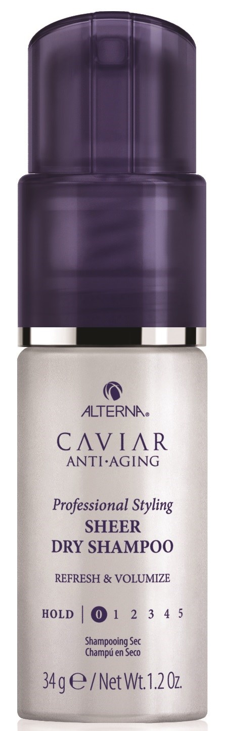 En liten flaska med lila lock och etikett, som påstår att det är ett anti-aging torrschampo för håret.