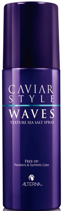 En lila sprayflaska märkt 'Caviar Style Waves Texture Sea Salt Spray' med varumärket Alterna.