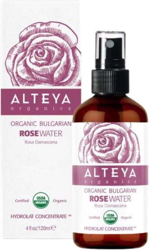 Butelka spray z wodą różaną z kwiatowym i produktowym brandingiem na białej opakowaniu.