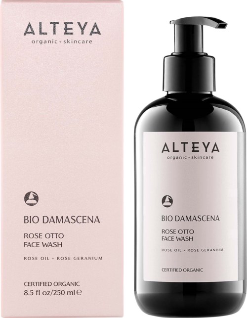 Czarna butelka z pompką obok różowego pudełka. Oba mają napis 'ALTEYA organic skincare' i 'Bio Damascena face wash.'