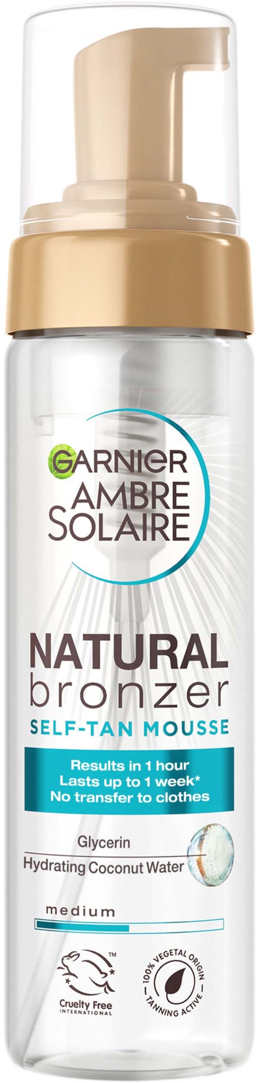En hudvårdsflaska märkt 'Garnier Ambre Solaire Natural Bronzer' med pump, nämner fuktighetsgivande ingredienser och snabb bränna.