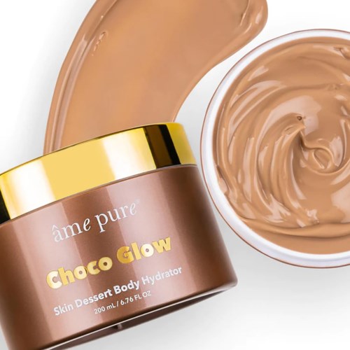 En krukke merket 'Choco Glow' med swirl av kremaktig sjokoladekroppskrem ved siden av.