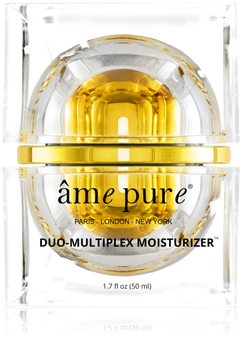 En rund gullfarget og klar krukke inneholder en krem merket 'âme pure DUO-MULTIPLEX MOISTURIZER.'