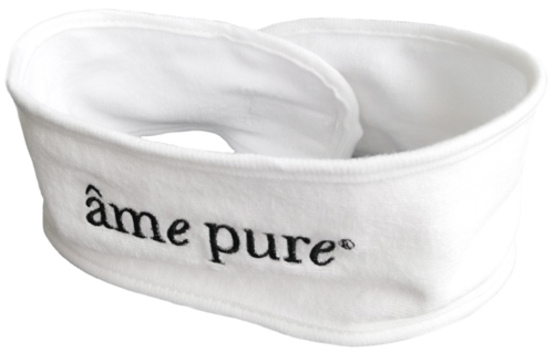 En hvit spa-hårbånd med svart tekst som sier 'âme pure'.
