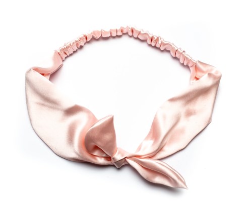 Ett mjukt, rosa satin huvudband med en knutdetalj, slät och glänsande tyg. Enkel och elegant accessoar.