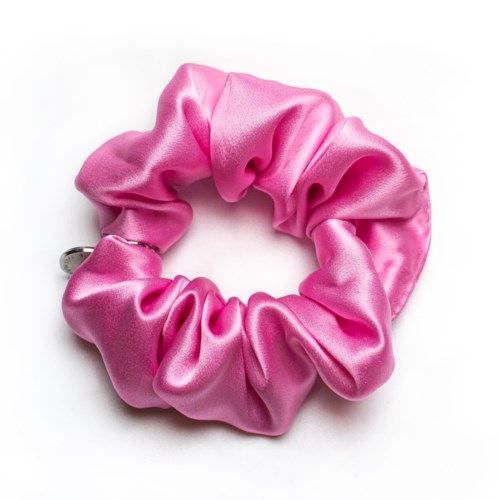 En rosa satin hårsnodd på vit bakgrund. Den är mjuk och glansig, används för att samla håret.