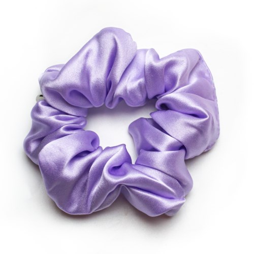 En lila satin hårsnodd med ett glansigt och mjukt utseende.
