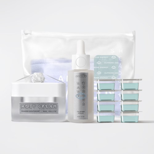 Produkty do pielęgnacji skóry obejmują maskę, serum, krem i małe pojemniki, ułożone starannie z białą torbą w tle.
