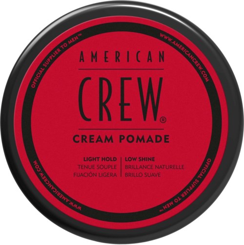 Okrągłe czerwone i czarne opakowanie z etykietą 'American Crew' kremowa pomada do stylizacji włosów.