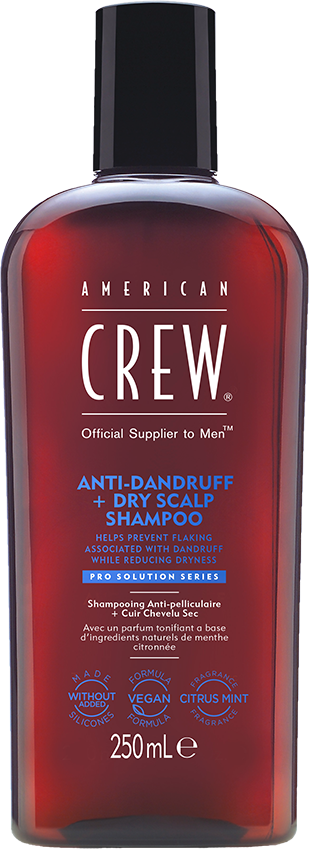 En röd flaska av American Crew Anti-Dandruff och Torr Huvudbottens schampo med svart lock, etiketten visar dess användning och ingredienser.