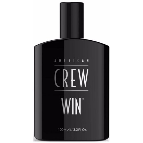 En svart flaska med svart lock, märkt 'American Crew Win', rymmer 100 ml produkt.