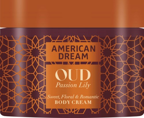 Een pot met een bruin deksel en een donkerpaarse body, versierd met oranje geometrische patronen. Het is gelabeld "American Dream" Oud Passion Lily bodylotion.