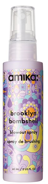 Lila Flasche mit bunten abstrakten Mustern, beschriftet 'amika'brooklyn bombshell blowout spray.'
